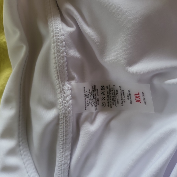 WHITE 2 PIECE BATHING SUIT. - Picture 6 of 10